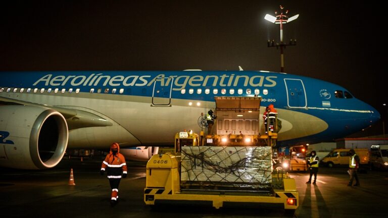 Parte el cuarto vuelo de Aerolíneas Argentinas para traer vacunas desde Moscú