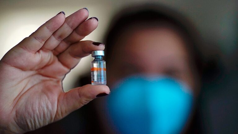 China autorizó el uso de la segunda vacuna