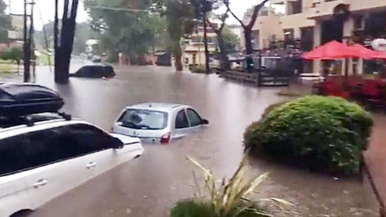 Comenzó a drenar el agua en las calles anegadas tras el fuerte temporal en Pinamar