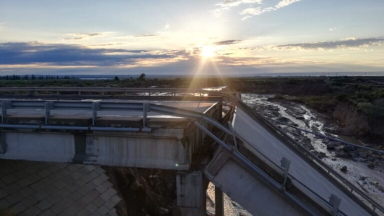 Un temporal causó la caída de un puente sobre la ruta 40