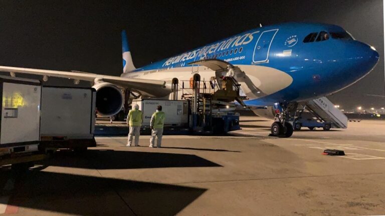 Llegó a Moscú el décimo vuelo de Aerolíneas Argentinas