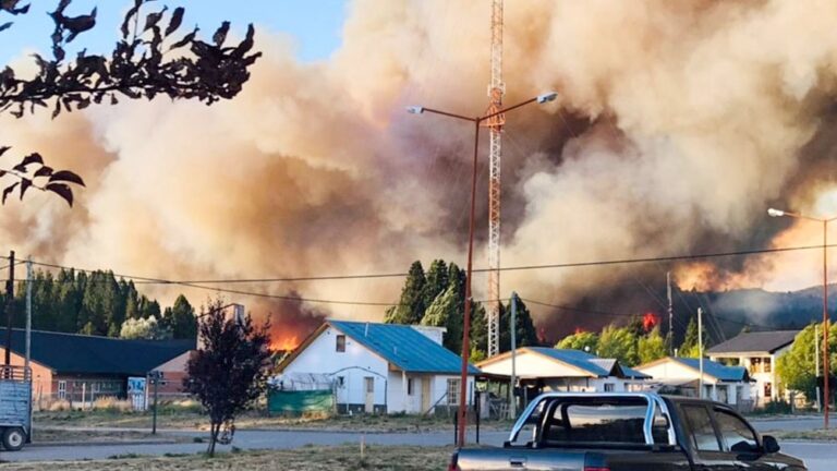 La comunidad de El Hoyo quedó rodeada por el fuego