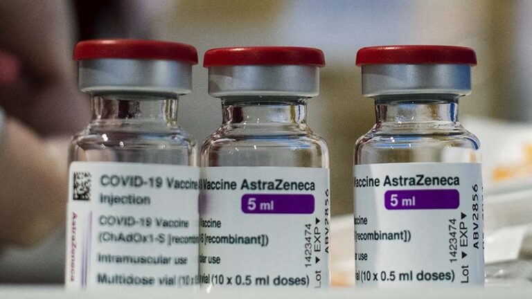 Nuevo estudio: AstraZeneca anunció que su vacuna
