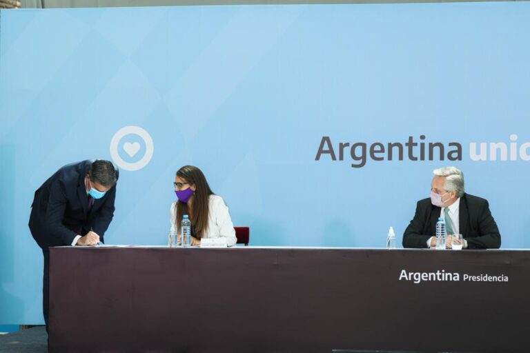 DESDE CASA ROSADA CAPITANICH SUSCRIBIÓ