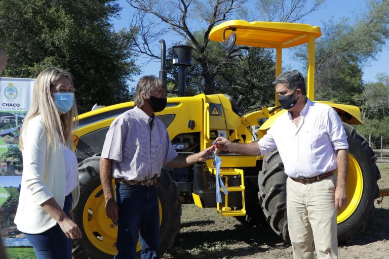 CAPITANICH ENTREGÓ MAQUINARIA A PRODUCTORES DE AVIA TERAI