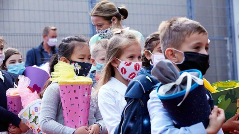Austria prueba un test de coronavirus con forma de chupetín para niños y niñas