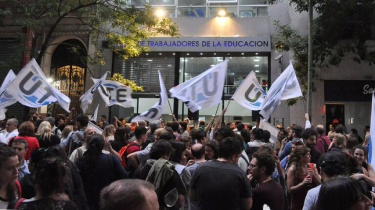 Docentes porteños paran en rechazo al fallo a favor de la presencialidad