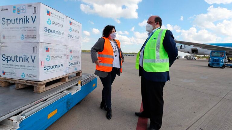 Llegó otro vuelo con 500 mil vacunas y Argentina superó las 7 millones de dosis