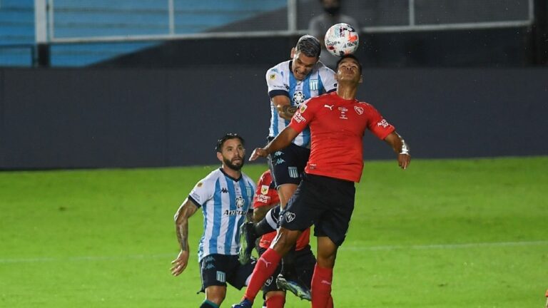 Racing, sobre la hora, se quedó con el clásico de Avellaneda