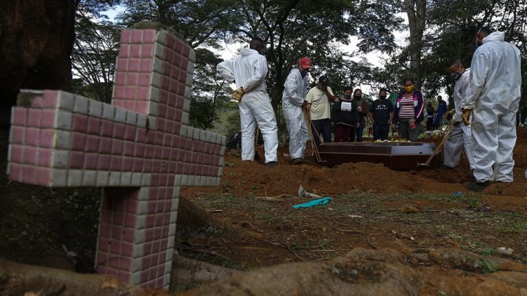 Brasil superó la barrera de los 400.000 muertos por coronavirus