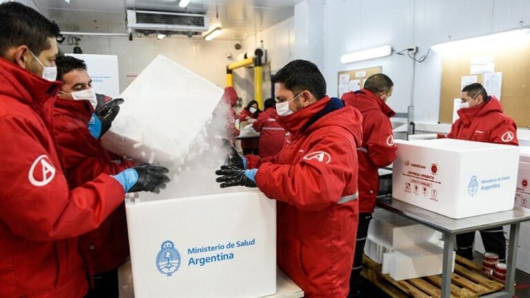 Comenzó la distribución en todo el país de casi 800 mil vacunas de Astrazeneca