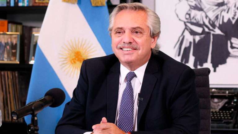 Fernández: «Hoy, como siempre, mi abrazo está junto a las Madres de Plaza de Mayo»