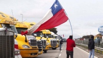 Tierra del Fuego sigue aislada por un bloqueo de camioneros en Chile