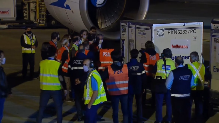 El Presidente recibió en Ezeiza al vuelo que trajo un millón de vacunas desde China