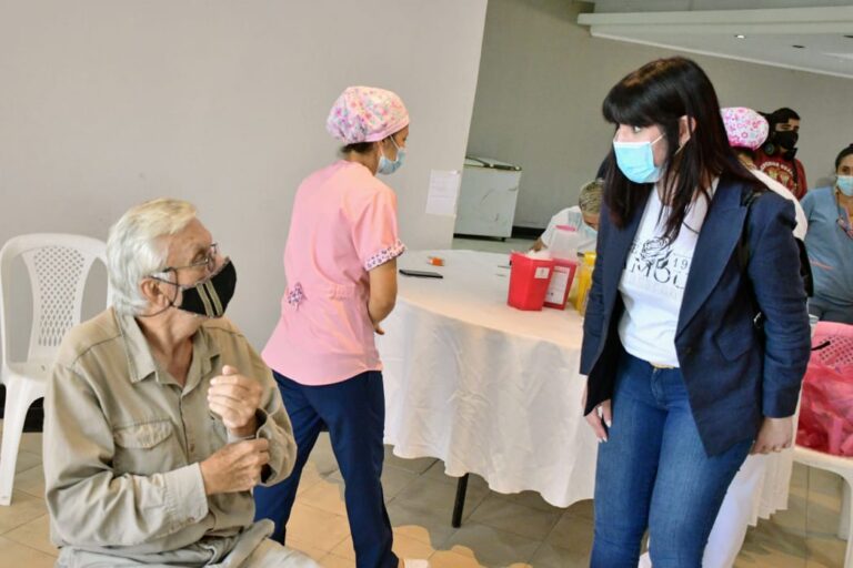 SALUD PÚBLICA ACERCÓ UNA POSTA DE VACUNACIÓN MÓVIL