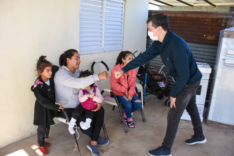 IPDUV: ARÉVALO VISITÓ A FAMILIAS QUE RECIBIERON ASISTENCIA