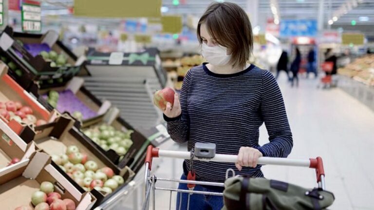 El Gobierno analiza eliminar el IVA para compras con la Tarjeta Alimentar