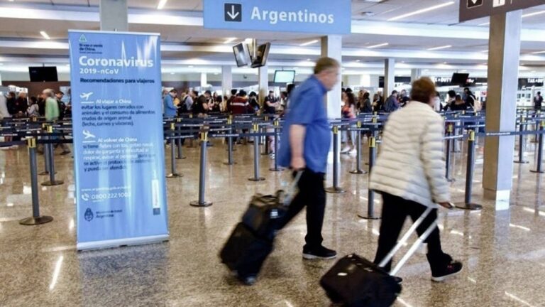 Un pasajero que llegó de Miami quedó detenido por