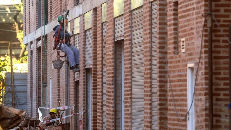 El Estado construirá y otorgará viviendas a mayores de 60 años