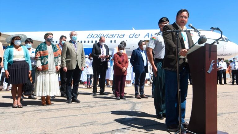 Llegan a Bolivia 400.000 dosis de la vacuna Sputnik V
