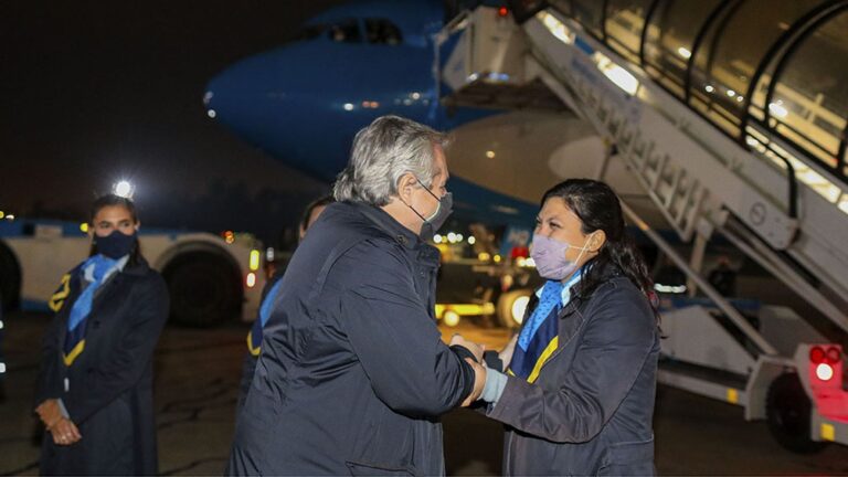 El Presidente emprendió el viaje de regreso a la Argentina