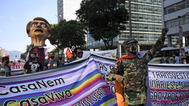 Nuevas protestas por el manejo oficial de la pandemia en Brasil