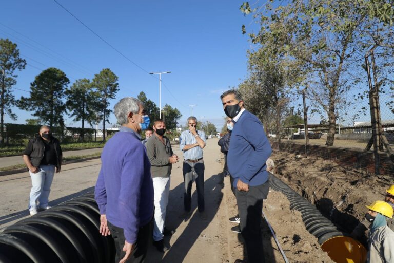 CHACO REACTIVA: CAPITANICH SUPERVISÓ LA PAVIMENTACIÓN