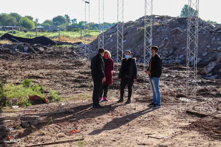 PLAZA: NUEVO TINGLADO CON CERRAMIENTO LATERAL