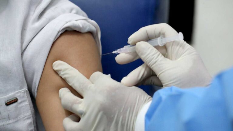 Covid-19: Se avanzará con la vacunación del personal docente