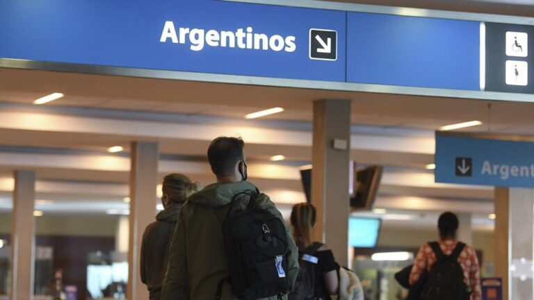 Migraciones: Es una «necesidad sanitaria» el regreso limitado de pasajeros del exterior