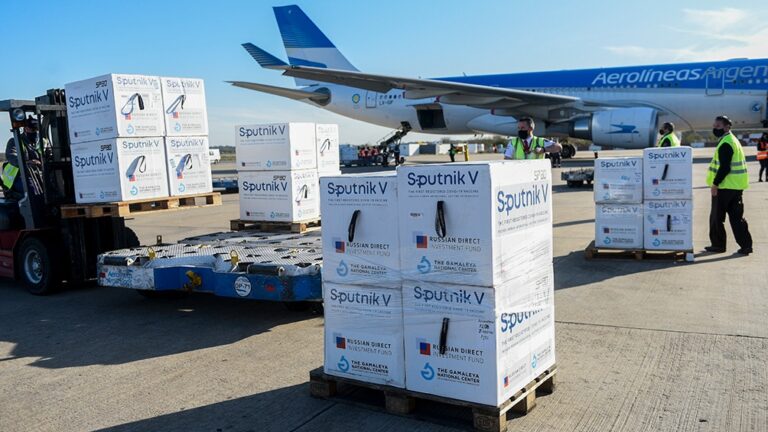 Partió un nuevo vuelo de Aerolíneas para traer más vacunas desde Moscú