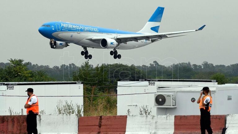 Parte el segundo de los vuelos de Aerolíneas que traerá más vacunas