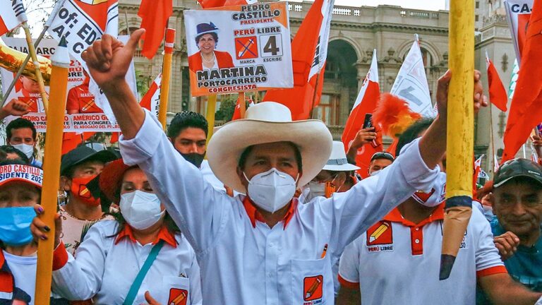 Balotaje: Castillo lo da vuelta y lidera con mínimo margen el escrutinio en Perú