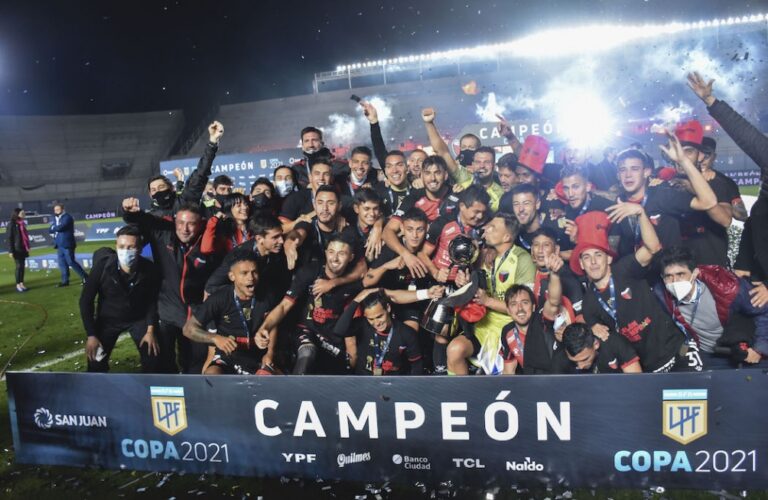 Colón goleó a Racing y logró el primer campeonato de su historia