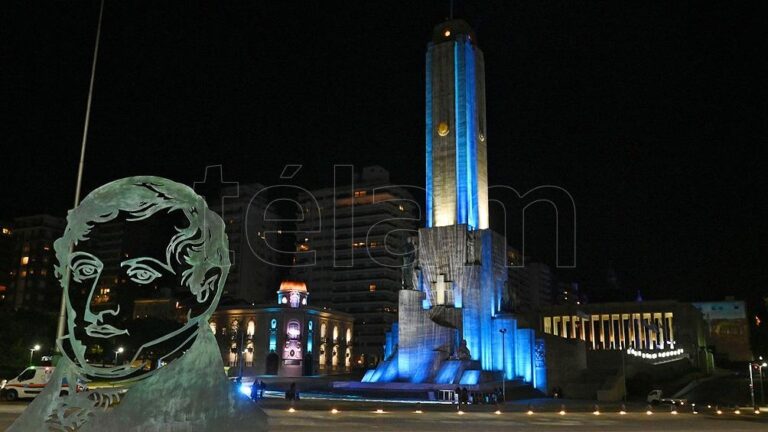 El Monumento a la Bandera se vistió con luces en la previa del día de la enseña patria