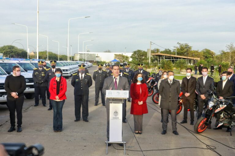 EL GOBERNADOR FIRMÓ MÁS DE 1.000 ASCENSOS, ANUNCIÓ AUMENTO SALARIAL