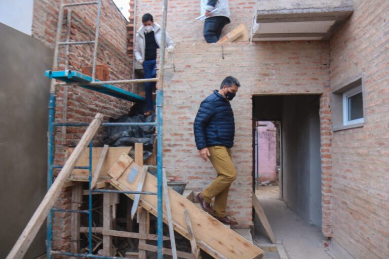 CAPITANICH SUPERVISÓ LA CONSTRUCCIÓN DE VIVIENDAS