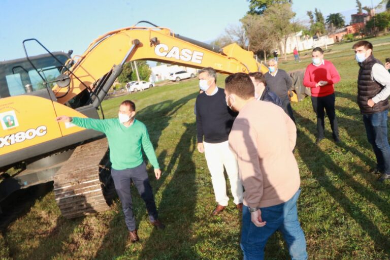 EL GOBIERNO ENTREGÓ UNA EXCAVADORA AL MUNICIPIO DE LA PLAZA