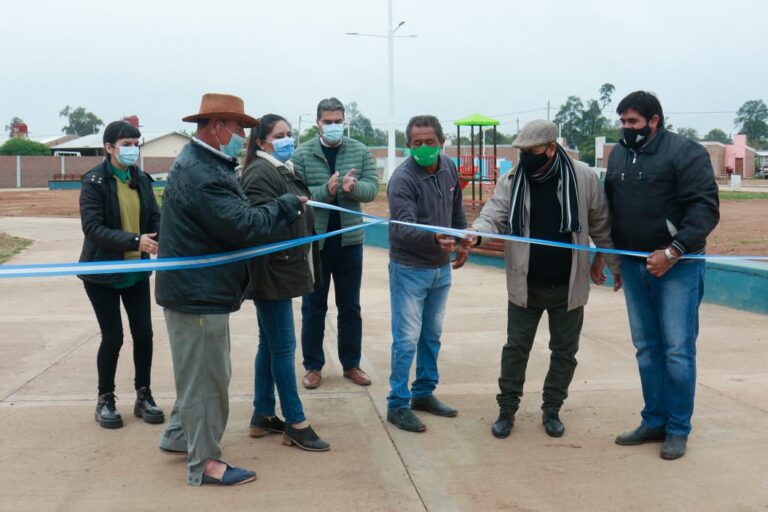 EL GOBIERNO INAUGURÓ UNA PLAZA Y DESAGÜES PLUVIALES