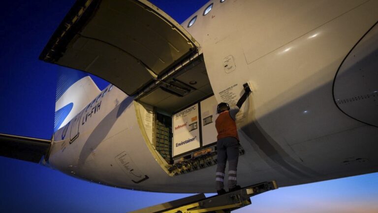 Partió un nuevo vuelo a China y mañana sale otro a Rusia a buscar más vacunas