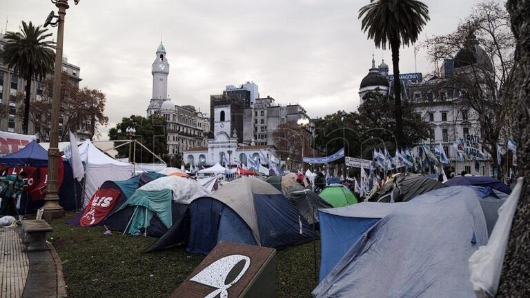 Continúa en la Plaza de Mayo el acampe en reclamo de la libertad de Milagro Sala