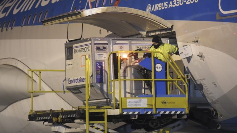 Llegó otro vuelo de Aerolíneas desde China con más de 760 mil dosis de Sinopharm