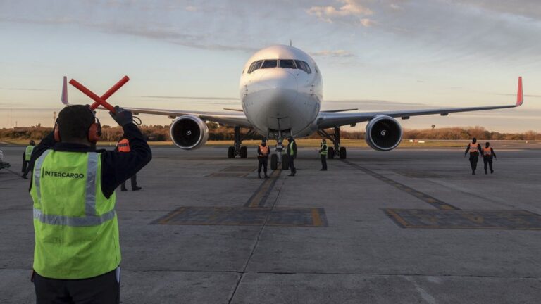 Arribó un vuelo con más de 800 mil dosis de AstraZeneca y Argentina llegó a casi 42 millones de vacunas