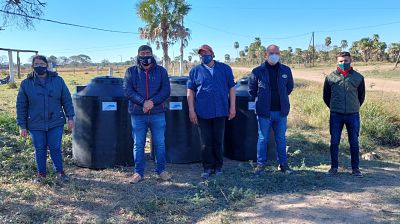 COLONIA TACUARÍ: LA APA BENEFICIA A 100 FAMILIAS CON LA ENTREGA DE TRES TANQUES