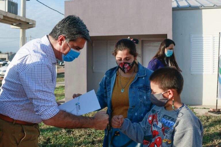 DERECHO A LA CASA PROPIA: CAPITANICH ENTREGÓ 40 VIVIENDAS EN CASTELLI