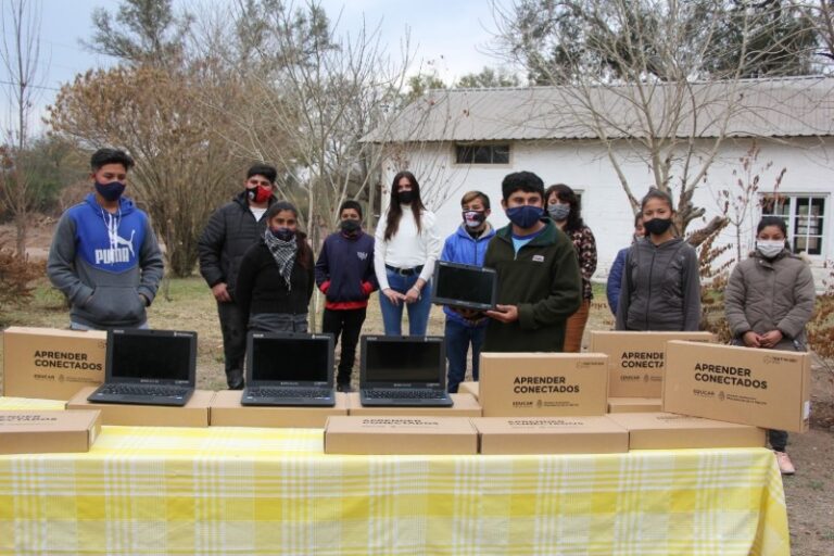 PROGRAMA SECUNDARIAS MEDIADAS POR TIC: EDUCACIÓN ENTREGÓ COMPUTADORAS