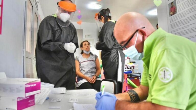 Murieron 121 personas y 6.183 contrajeron coronavirus en el país
