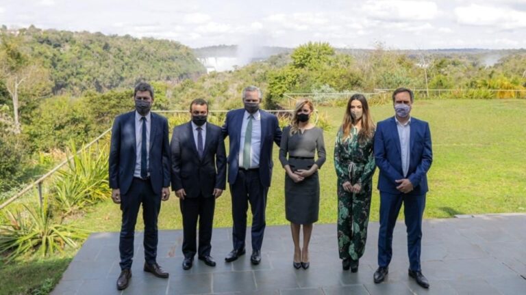 Fernández relanzó el Previaje en las Cataratas y llamó a «encender la máquina del turismo»