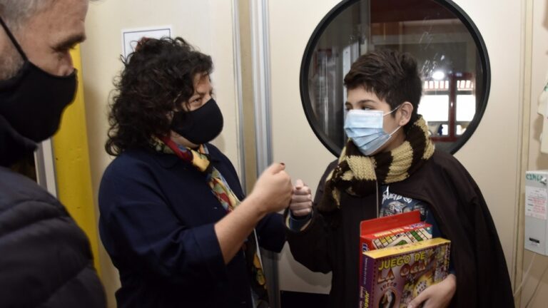 Día de las Infancias: Vizzotti y Zabaleta entregaron regalos en el Hospital Garrahan