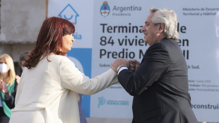 Entrega de viviendas: Fernández criticó a los candidatos de la oposición